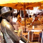 Fernando Pessoa junto ao café a Brasileira
